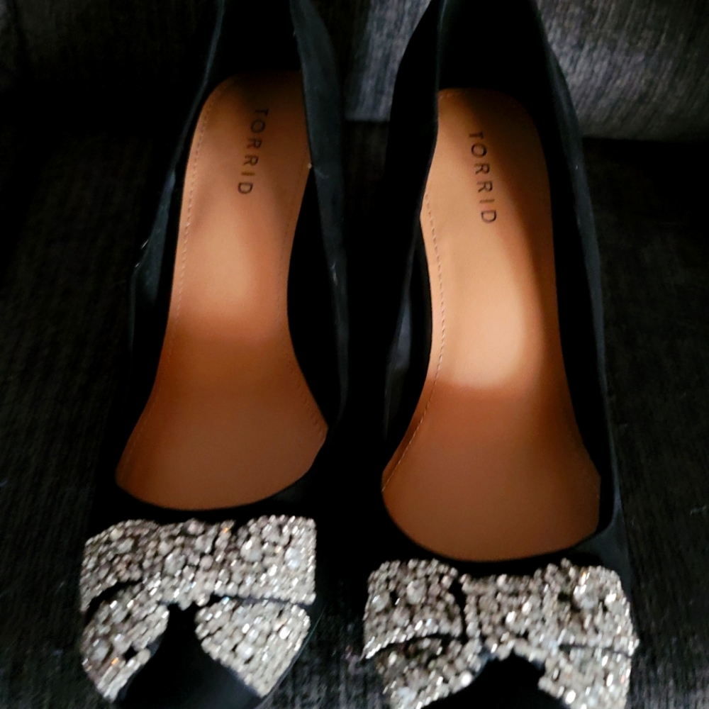 BLACK BOW LOW TAPER PUMP wide width